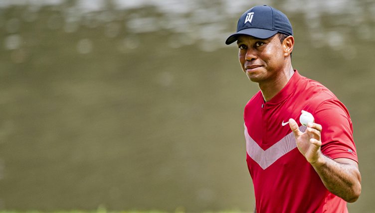 Tiger Woods salutes crowd at Medinah