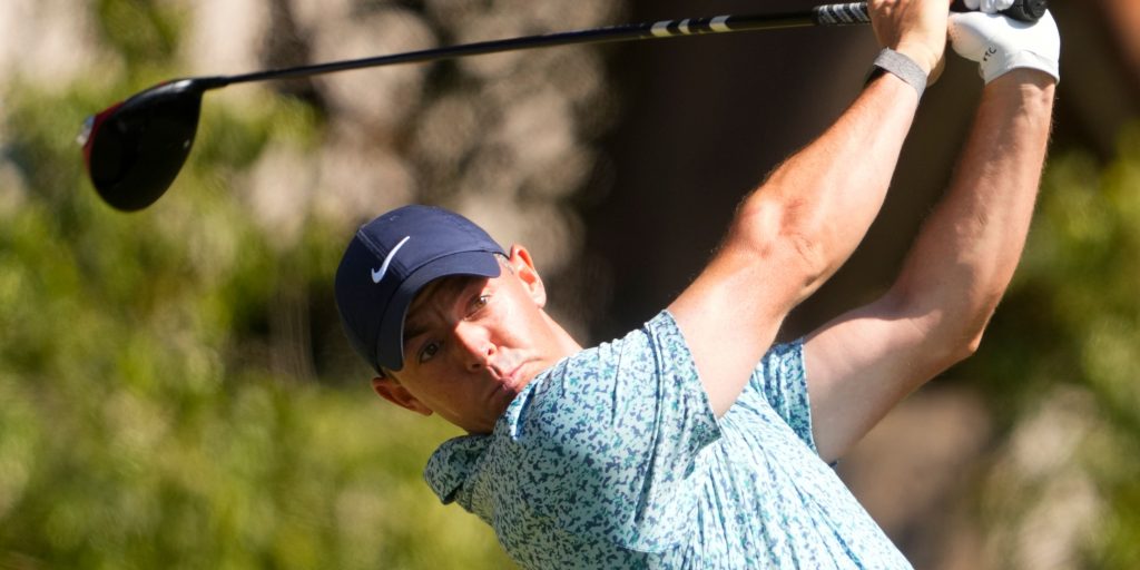 US Open Wrap Rickie Fowler nails 70 foot putt, shares lead with