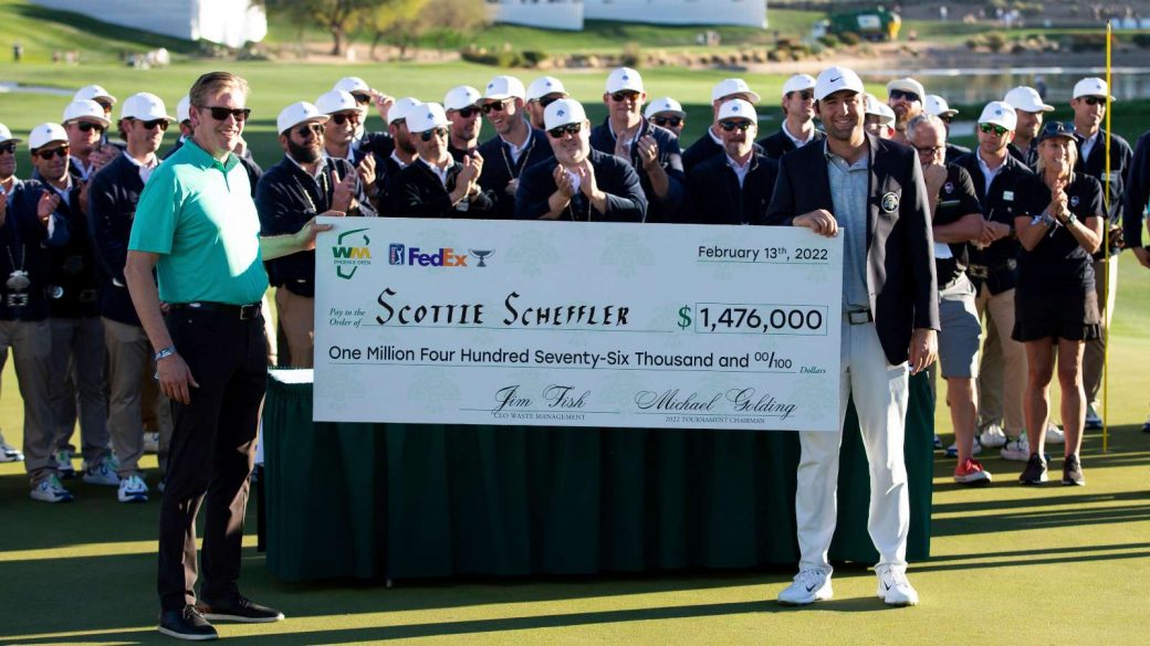 Scottie Scheffler with a cheque
