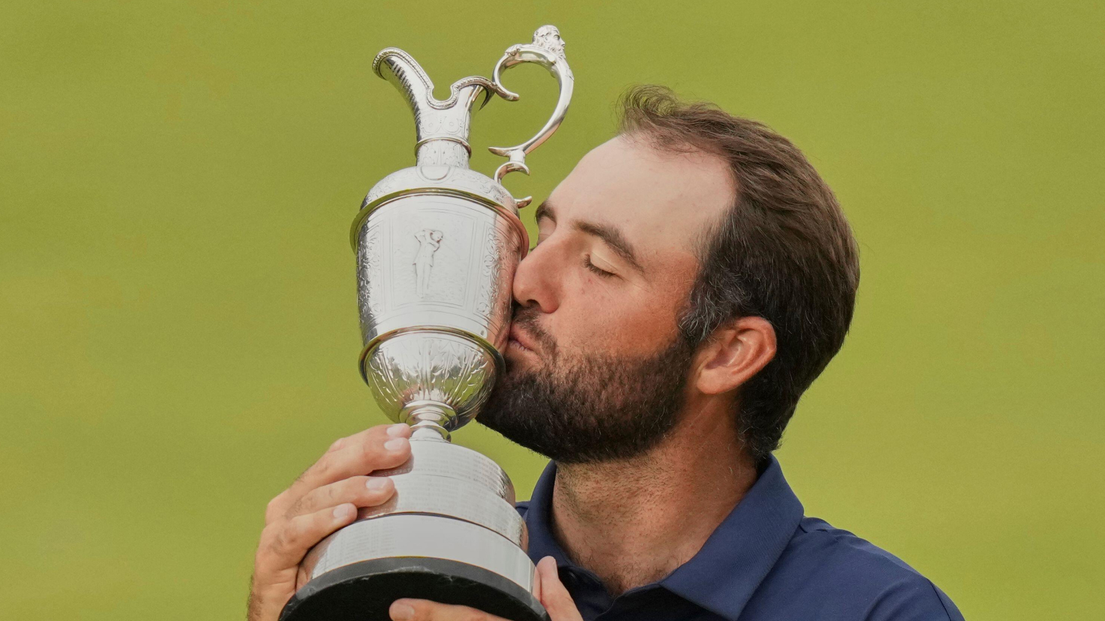 Scottie Scheffler kisses the Claret Jug after winning the 2025 Open Championship